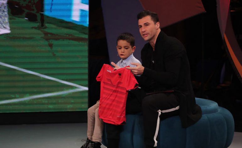 Lorik Cana përlotet me historinë e Gersit, surprizon vogëlushin në emision