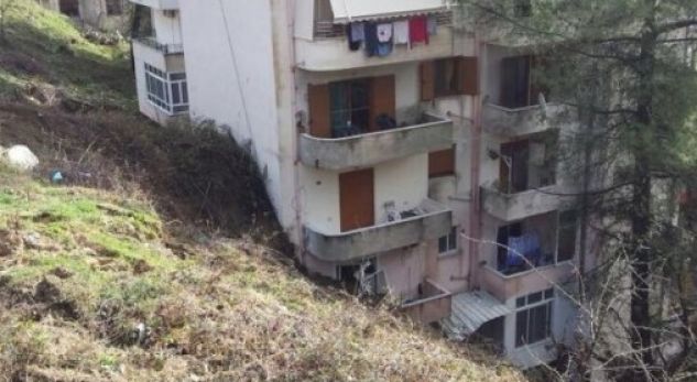 PALLATI/ “Plas” sherri midis prefektit të Gjirokastrës dhe banorëve të dëmtuar: Ju nuk keni… (VIDEO)