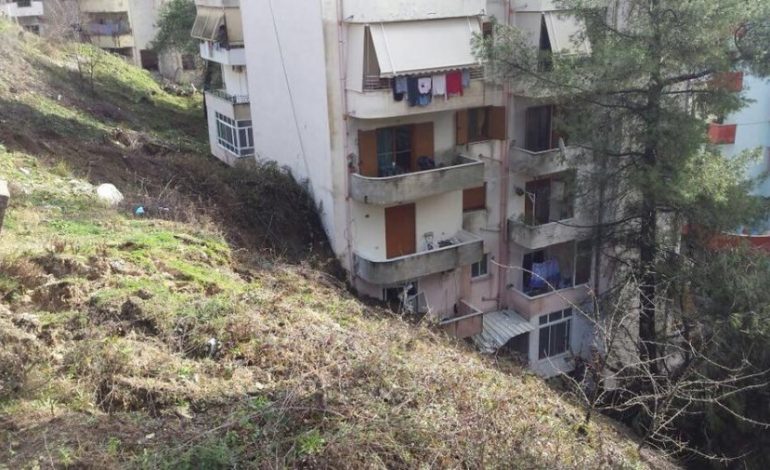 ALARMI/ Evakuohet PALLATI i rrezikuar në Gjirokastër/ Banorët largohen, godina ruhet me policë