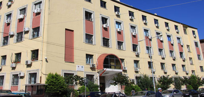DOSJA/ E njohu para 12 vjetësh, supermashtruesja nga Tirana i merr 900 mijë euro ‘mikut’