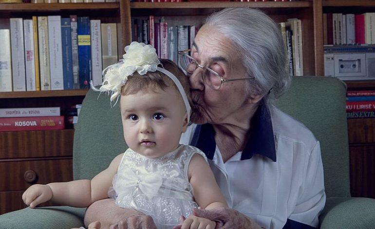 Rezarta publikon foton e Herës me Nexhime Hoxhën dhe bën veprimin që nuk pritej (FOTO)