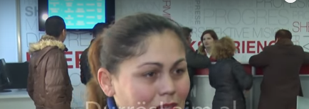 Ish-burri zhduket me familjen e re/ Nëna e 2 fëmijëve rrëqeth me fjalët e saj: I ka lënë jetimë… (VIDEO)