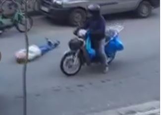 Shtrihet në mes të rrugës dhe bllokon lëvizjen e mjeteve, gruaja: Më shtypni! (VIDEO)