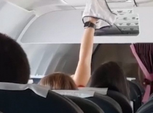 Heq brekët dhe i than në kondicionerët e avionit, gruaja shokon udhëtarët për 20 minuta (VIDEO)