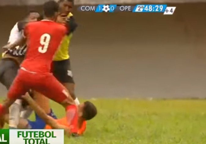 Skuadra i pëson gol, grushta djalit që kap topat (Video)