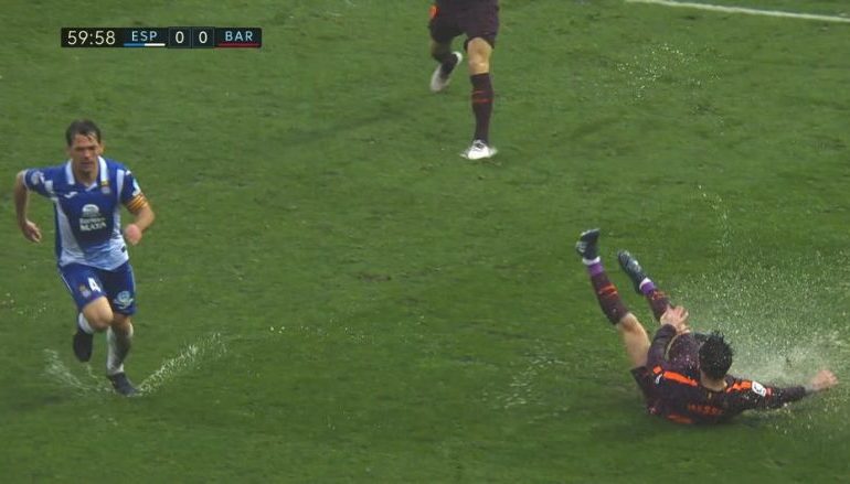 VIDEO/ Kjo mund t’ju ketë humbur, ja momenti kur Messi rrëzohet në fushën e ‘përmbytur’ të Espanyol