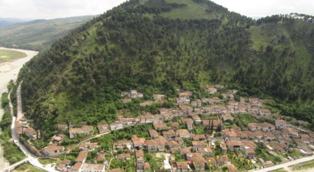 “Pse duhet të vizitoni Beratin dhe Prizrenin, 2 nga 5 qytetet që nuk duhen neglizhuar”