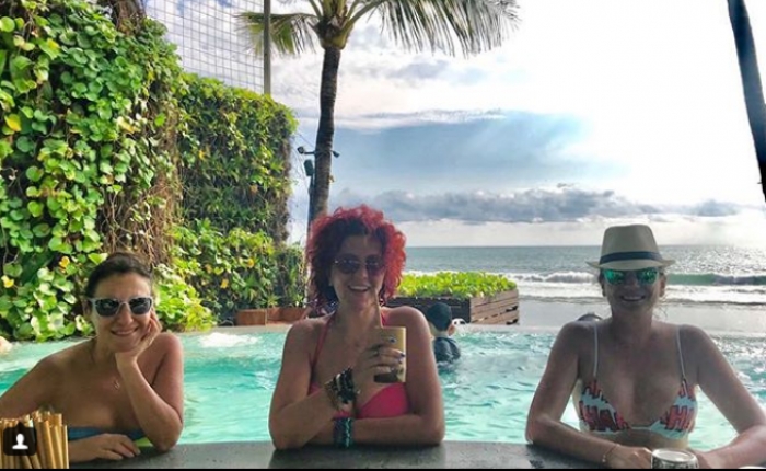 Arratiset Iva Tiço/ Gazetarja nën shoqërinë e vajzave biznesmene të Tiranës (FOTO)
