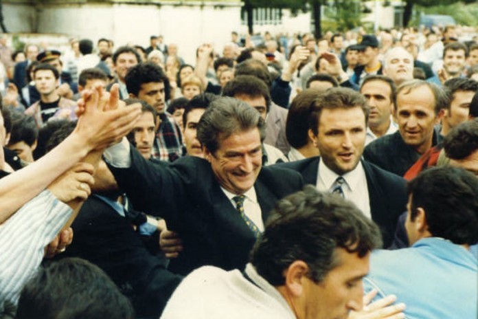 EKSTRADIMI/ Kush janë 10 dëshmitë e Izet Haxhisë që “trondisin” liderin historik të PD