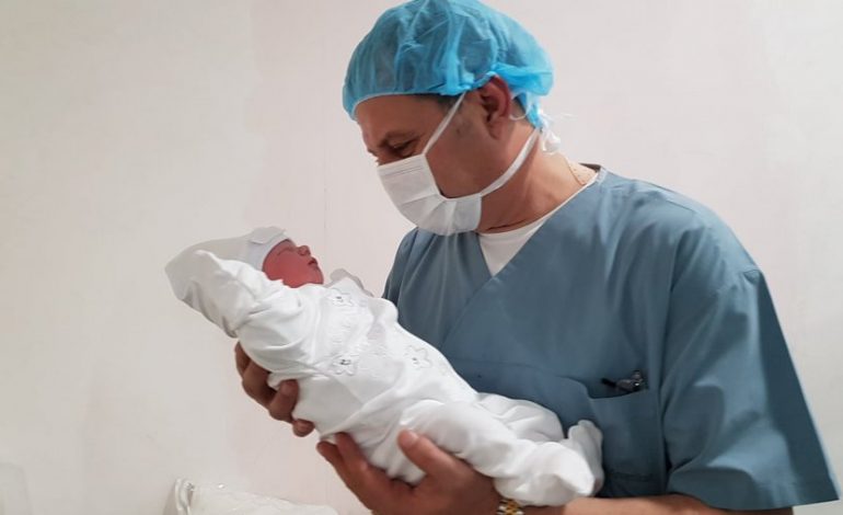 Gazetari shqiptar bëhet baba për herë të katërt! (FOTO)