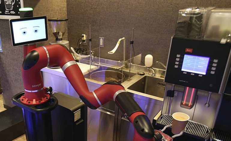 Japoni, tani në lokal kafeja përgatitet nga roboti