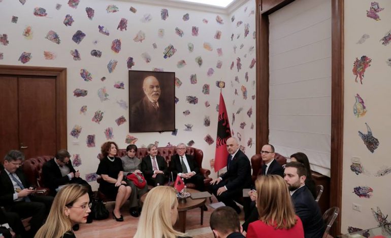 BE izolon PD-në dhe LSI-në, Juncker refuzon të takojë Bashën dhe Monika Kryemadhin