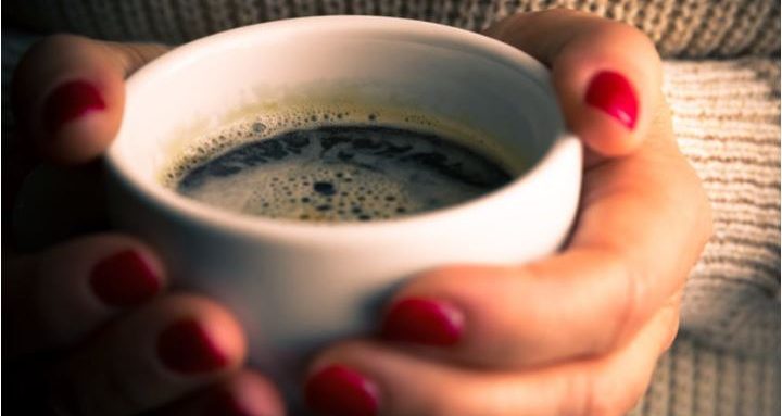 Konsumimi i kafes sapo hapni sytë jep efekt të kundërt nga ai që mendoni