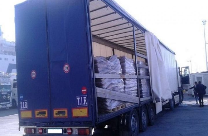 MERR FLAKË KAMIONI NË MES TË RRUGËS/ Shoferi alarmohet pasi shikon zjarrin. Lajmëron menjëherë…