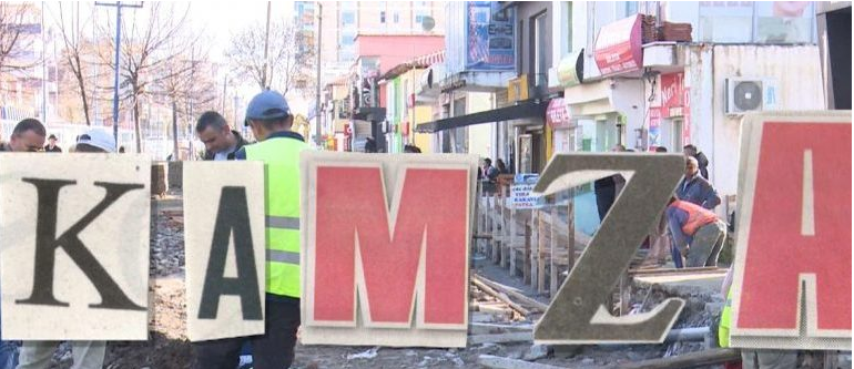 NDODH NË KAMËZ/ Pedonalja “hyn” në shtëpitë dhe dyqanet e banorëve (VIDEO+FOTO)