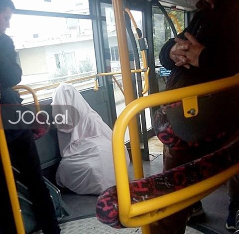 Pakoja misterioze shtang urbanin e Tiranës, çfarë po fshehin 2 burrat? (FOTO)