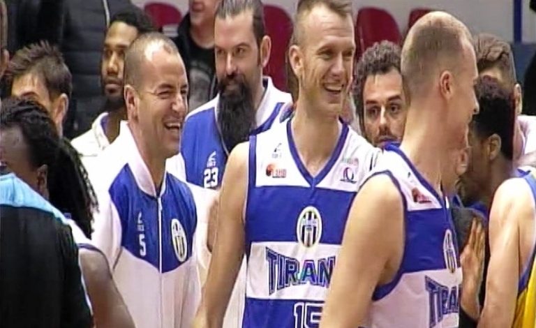 FOTOLAJM/ Luhej gjysmëfinalja e Kupës së Shqipërisë, fiken dritat në pallatin e sportit