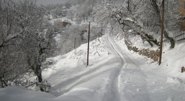 PËKEQËSIMI I MOTIT/ Dëbora paralizon vendin. Akset e bllokuara dhe rrugët ku kalohen me vështirësi
