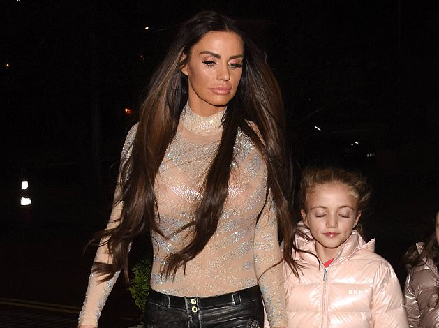 “Të doli sheshit Katie Price, mos i harro më sytjenat në shtëpi”… (FOTO)
