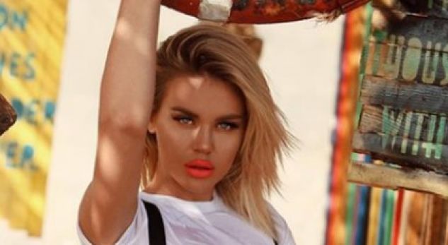 Kejvina “sfidon” shiun me këtë foto seksi ku tregon gjoksin…