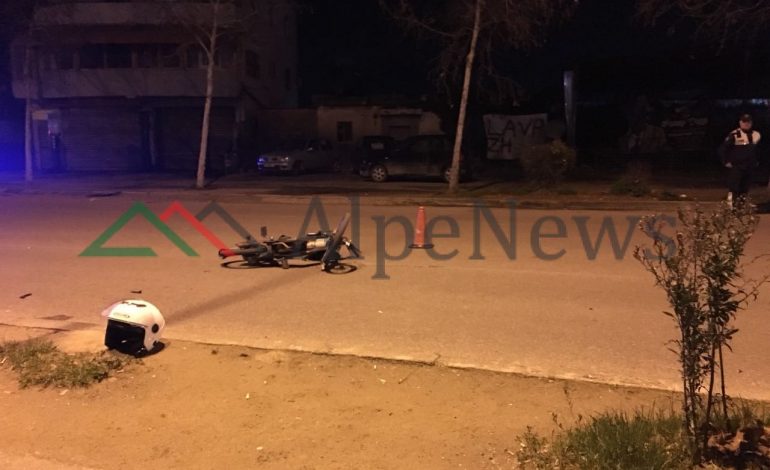 TIRANË/ Aksidentohet motori. Autori largohet duke lënë pas… (FOTO)
