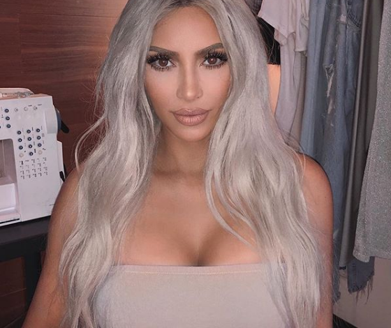 Kim Kardashian nuk ndalet! Provokon duke mbajtur gjoksin me dorë (FOTO)