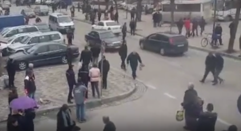 NDODH NË KORÇË/ Policët bashkiakë i marrin bananet për t’i ngrënë, e moshuara i ndjek pas: Më jepni lekët