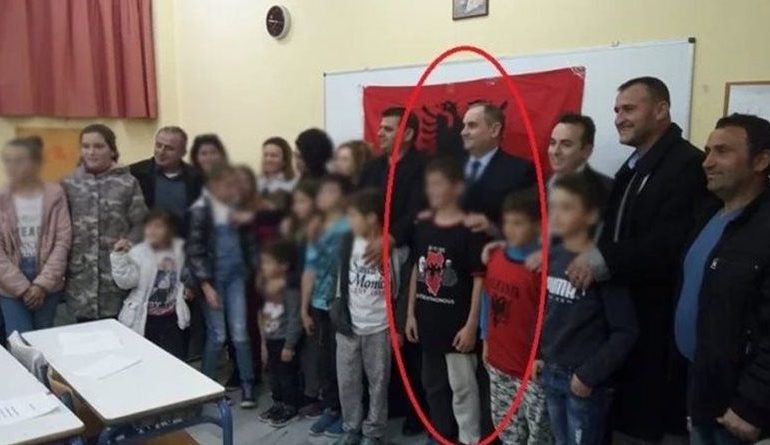 Ministri Kotzias flet për nxënësin shqiptar në Greqi me bluzën e “Shqipërisë së Madhe”