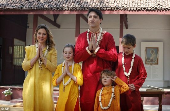 VIDEO: Kryeministri kanadez kërcen “bhangra” gjatë vizitës së tij në Indi