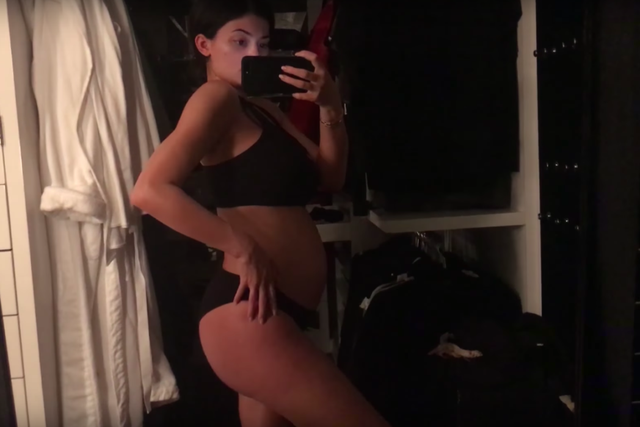 I dashuri i Kylie Jenner flet për herë të parë për vajzën e tyre, ajo çfarë tha pushton mediat
