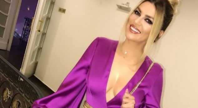 Këngëtarja shqiptare sapo na tregoi që “PAPUÇET” e saj kushtojnë vetëm…7 EURO! (FOTO)