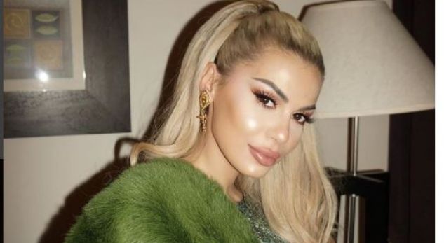 Luana te Elvana, shkëlqen me fustanin e saj! Ja si dukej moderatorja seksi (FOTO)