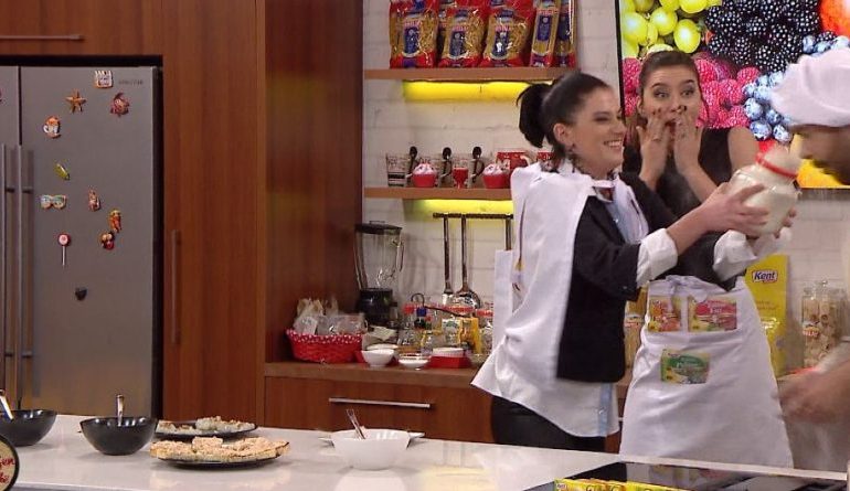 Video/ “Luftë” në emisionin “Kush vjen për drekë”, fluturojnë ushqimet
