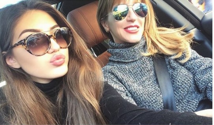 “Më e mirë e ëma se e bija”/ Ja si u dukën Majlinda Bregu dhe vajza e saj në koncertin e Elvanës