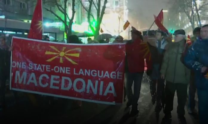 Maqedoni/ Mijëra protestues kundër ndryshimit të emrit (VIDEO)