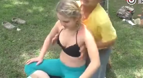 VIDEO/ Njihuni me masazhatorin që ju shëron dhimbjen e gjoksit