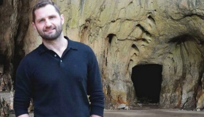 HISTORIA/ Njihuni me miliarderin që braktisi gjithçka për të jetuar në shpellë