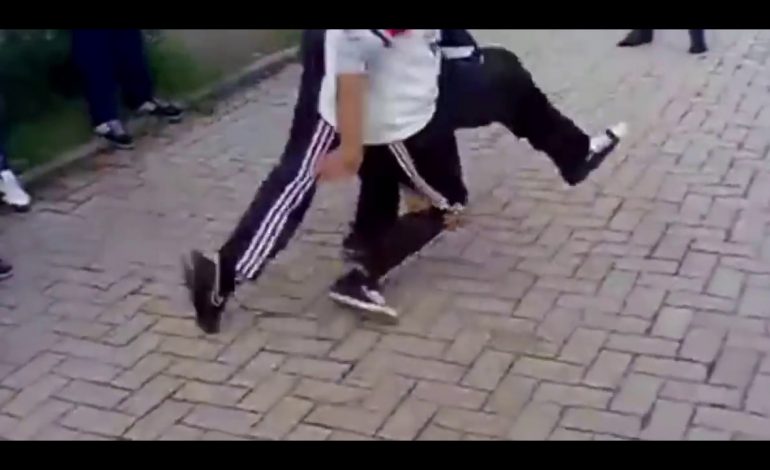 “Të vras fare”/ Gruaja në Tiranë qëllon të moshuarin me dërrasë kokës (VIDEO)