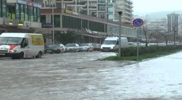Përmbytjet në Vlorë/ Gjendet pa ndenja në banesë një grua (EMRI)