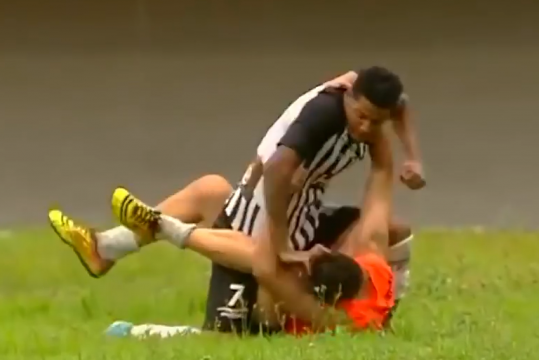 Mbledhësi i topave rrihet nga futbollisti pasi festoi golin e kundërshtarit (VIDEO)