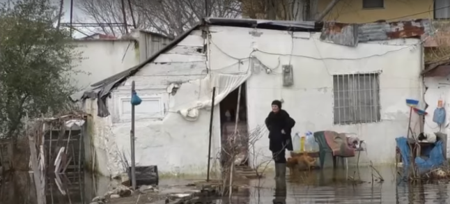 HISTORIA E TRISHTË/ E moshuara jeton prej 15 vitesh në mes të ujit: U shtrova në spital… (VIDEO)