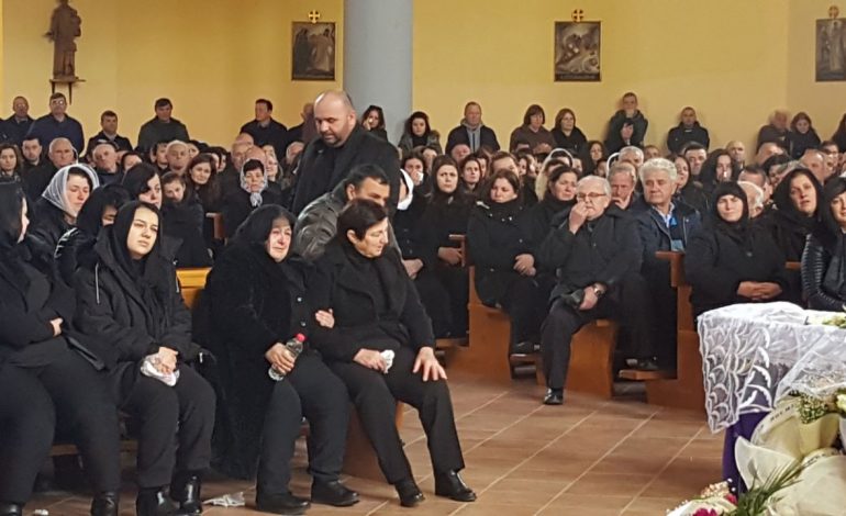 Përcillet për në banesën e fundit Noemi, viktima e katërt e aksidentit të Shkodrës. Nëna Evisa nuk e di akoma për tragjedinë