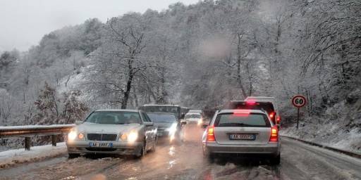 PËRKEQËSIMI I MOTIT/ Aksidentohet mikrobusi me 30 pasagjerë në Tropojë, pesë të plagosur