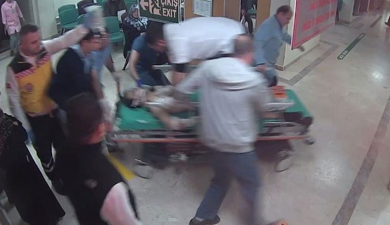 VIDEO/ Veprimi i mjekut hero për të shpëtuar të plagosurin me thikë