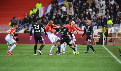 Monaco bën mrekullinë, përmbys Lyonin me 10 lojtarë