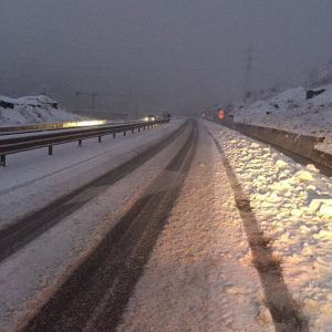 RESHJET E BORËS/ Policia thirrje shoferëve: Aksi Përrenjas-Qafë Thanë kalohet me zinxhirë