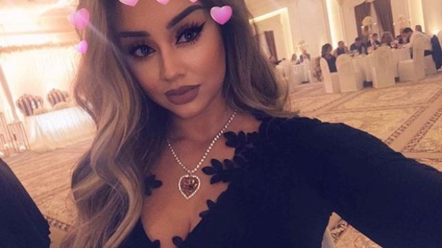 Motra e këngëtarit shqiptar po i çmend të gjithë me bukurinë dhe format bombastike