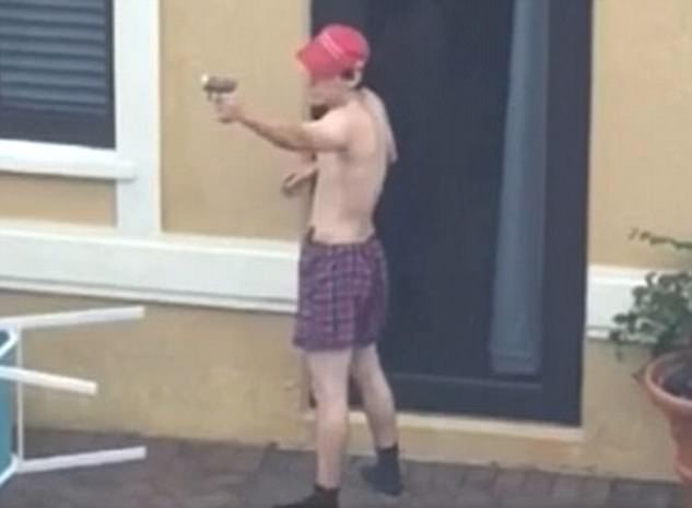“Qëllon me armë pa asnjë problem”/ Ja si stërvitej në oborrin e shtëpisë vrasësi i 17 studentëve në Florida (VIDEO)
