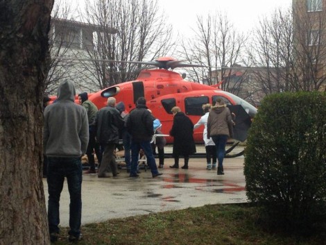 U RRËZUA nga tribuna e stadiumit/ Vëllai i Tefik Osmanit niset me HELIKOPTER drejt Tiranës (FOTO)