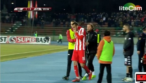 Panik në stadiumin “Skënderbeu”, vëllai i Osmanit bie nga tribuna. Urgjent në spital (FOTO)